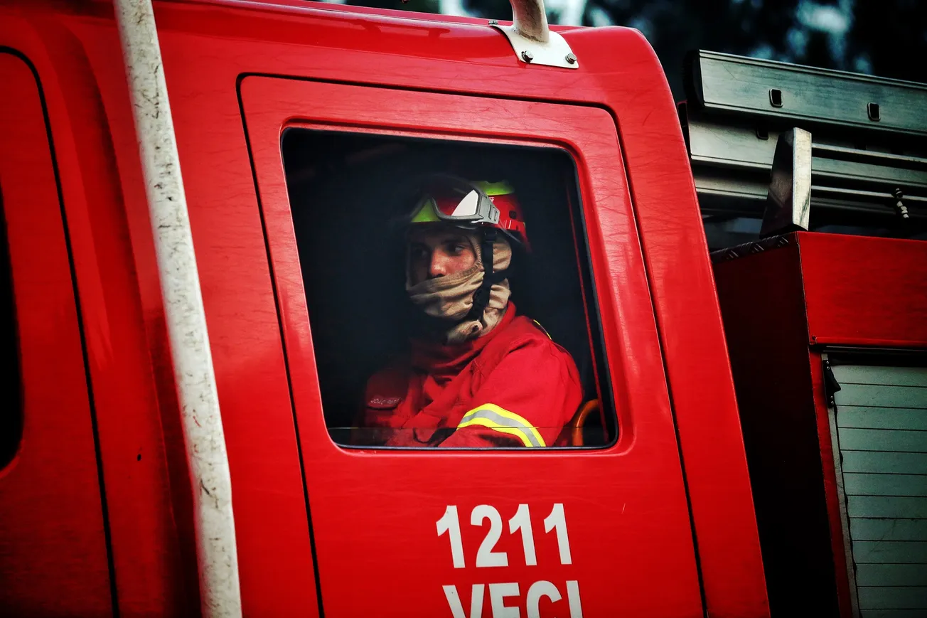 Controlado incêndio que ameaçou armazém de plásticos na Maia