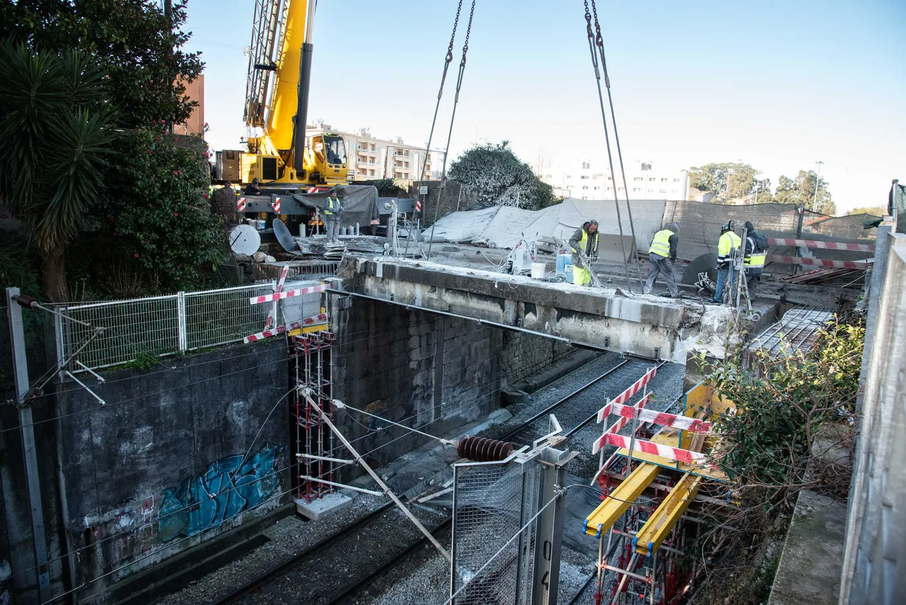 Parte do viaduto do Brás Oleiro retirada