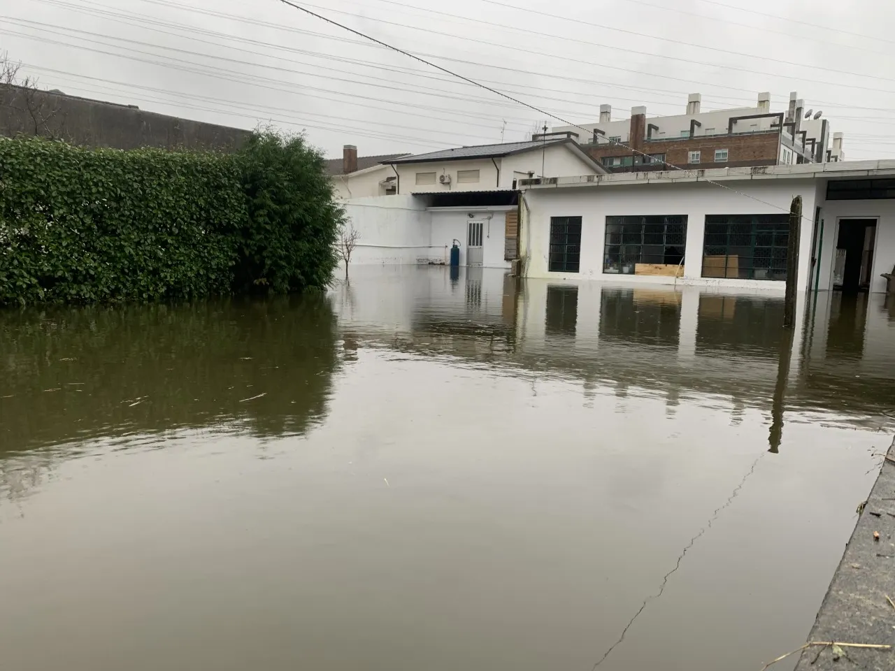 Rua e casas inundadas na Maia
