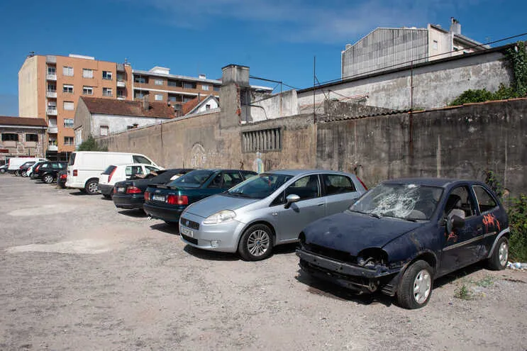 Cemitério de carros na Maia preocupa moradores