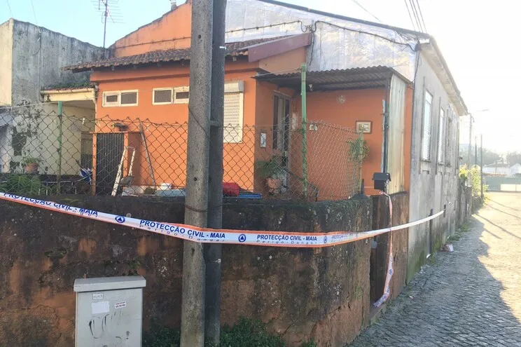 Piso de moradia desabou e mulher de 75 anos caiu do quarto até à cave