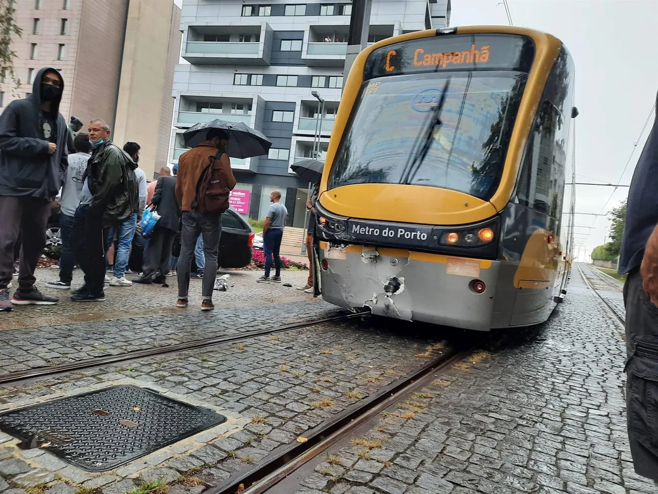 Condutora passou vermelho e embateu no metro na Maia