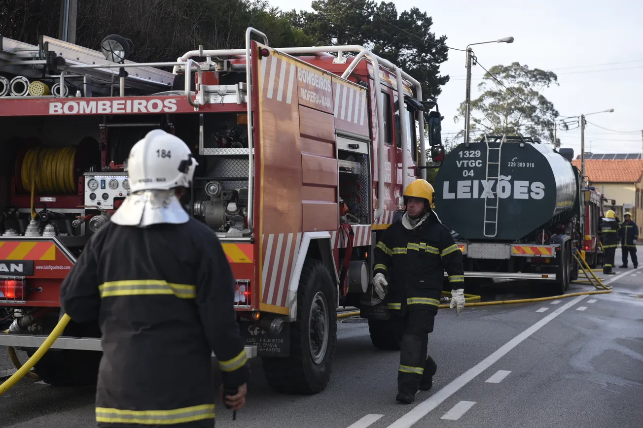 Incêndio deflagra em oficina de reparação de automóveis antigos da Volkswagen na Maia