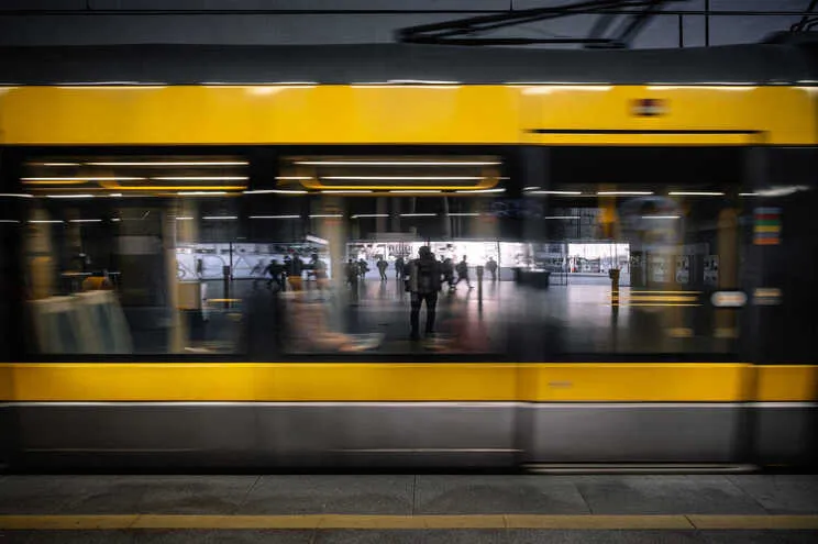 Homem morre atropelado pelo metro em Pedras Rubras
