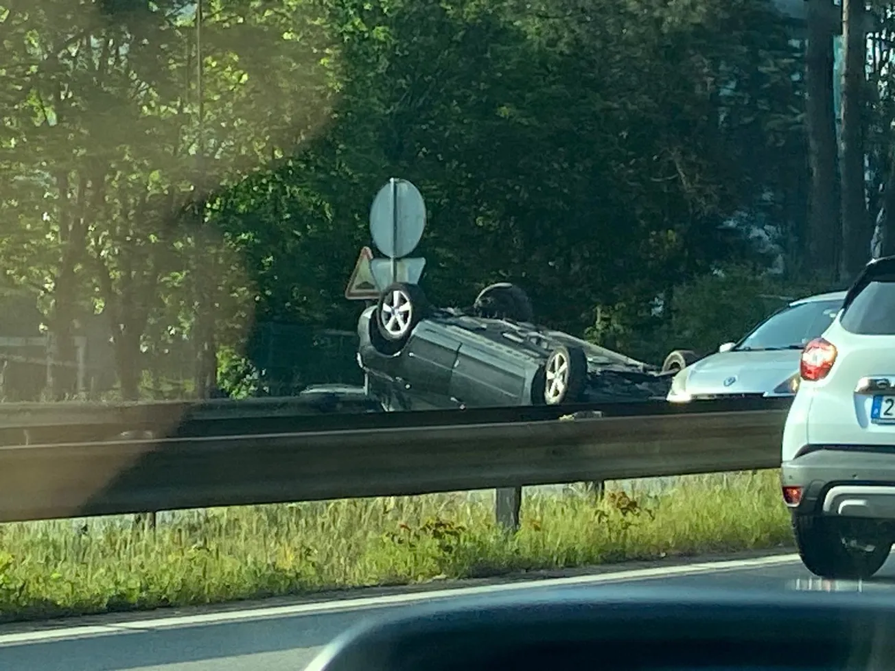 Veículo capotou na Via Norte e causou quatro feridos