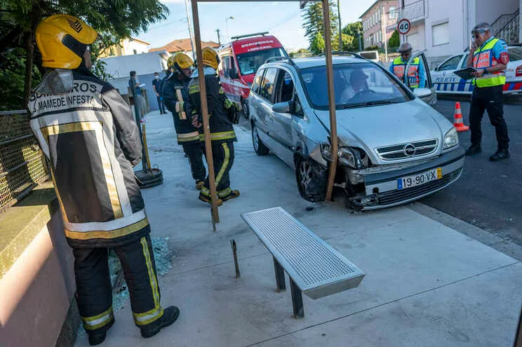 Menina ferida em despiste de carrinha contra paragem de autocarro