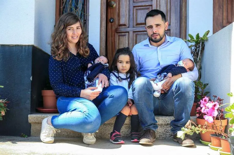 Mãe de gémeos com covid-19: "Entrei grávida e saí de barriga vazia"