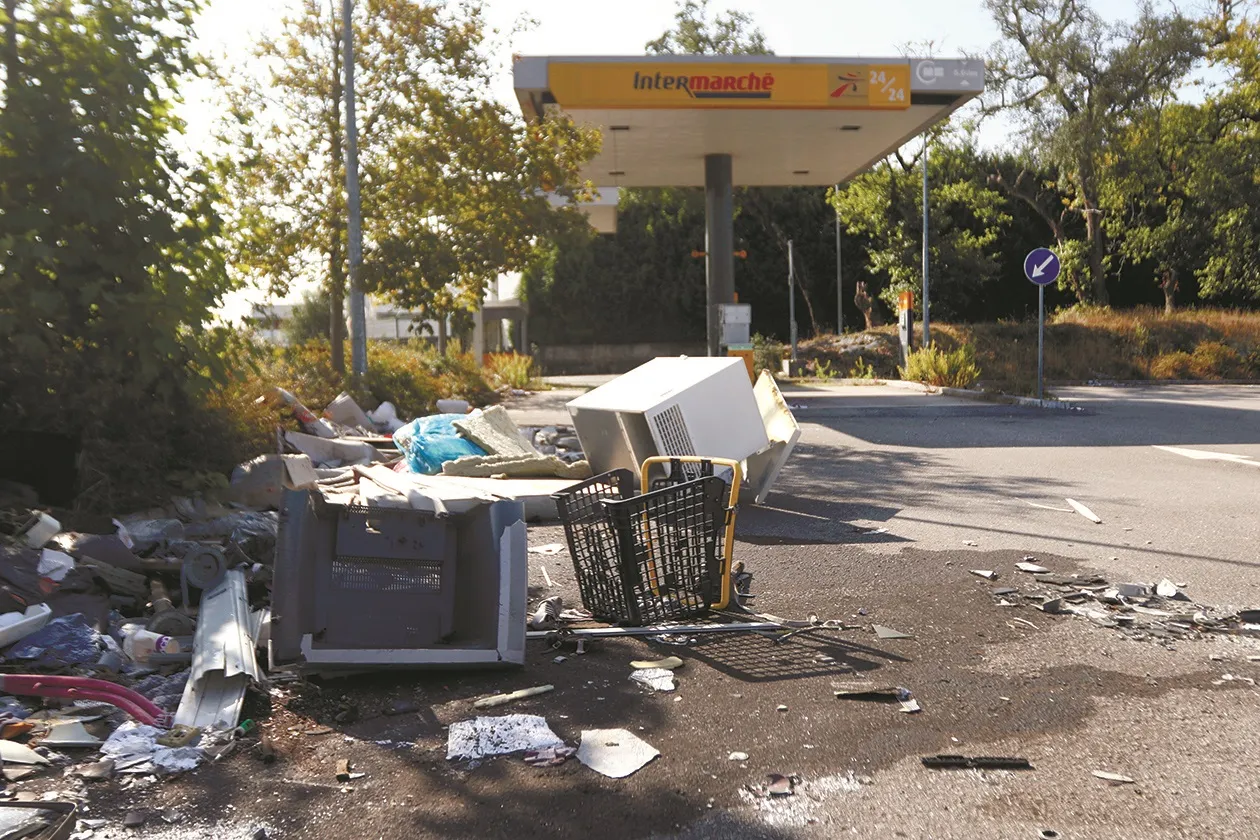 Falta de segurança em bomba de gasolina ao abandono na Maia