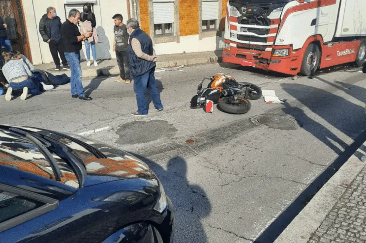Motociclista em estado grave após colisão com camião carregado de colchões