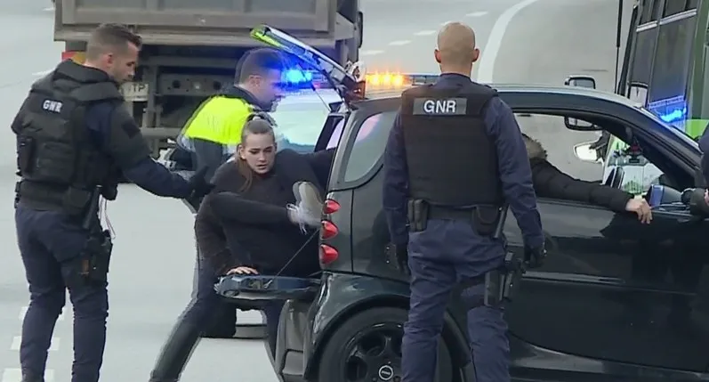Bebé resgatado de carro sobrelotado e com droga na Maia