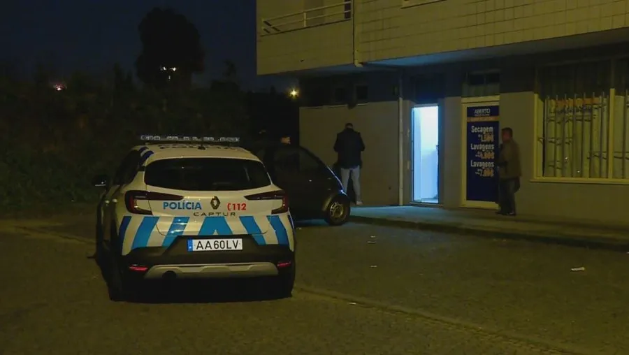 Funcionário de papelaria na Maia ameaçada com arma de fogo e agredida por dois ladrões
