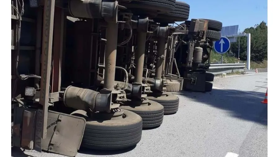 Camião de transporte de sucata despista-se e provoca um ferido na Maia