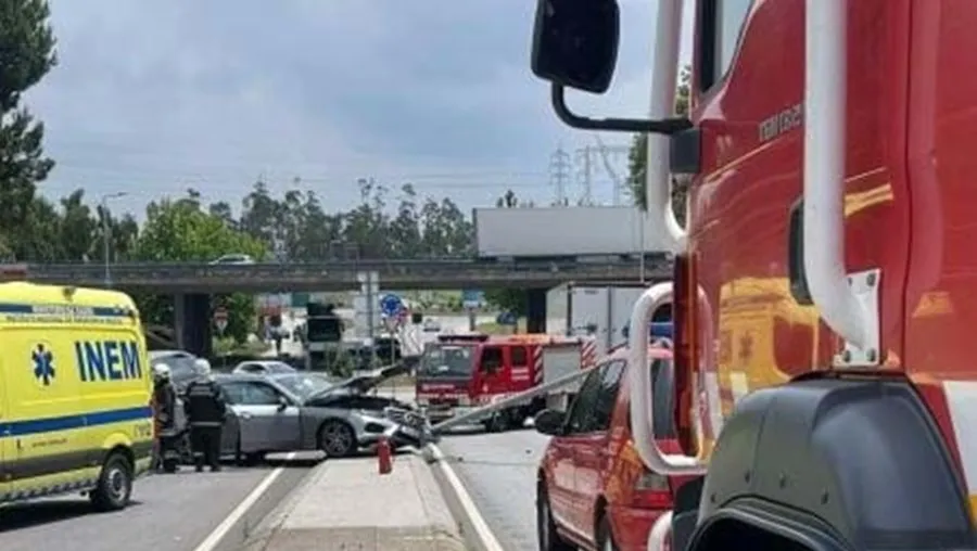 Despiste de carro provoca um ferido na Maia