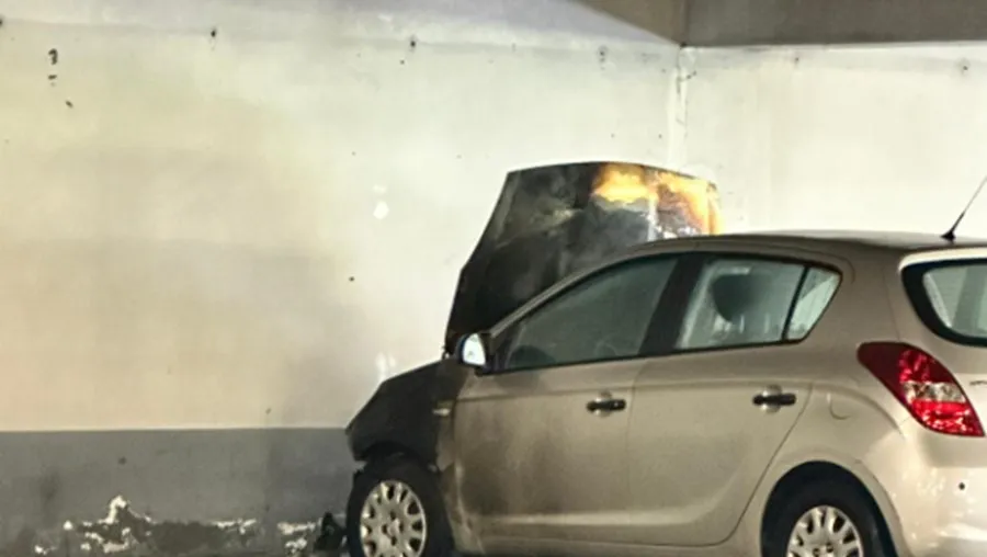 Carro arde no estacionamento do MaiaShopping