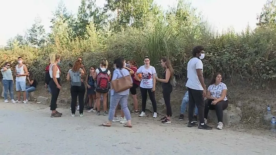 Dezenas de pessoas manifestam-se à porta de abrigo de animais na Maia