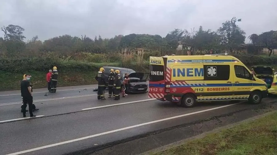 Cinco feridos em colisão entre dois carros na Maia
