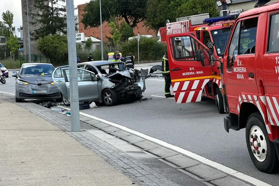 Mulher morre em colisão com quatro carros na EN13 na Maia. Trânsito está cortado
