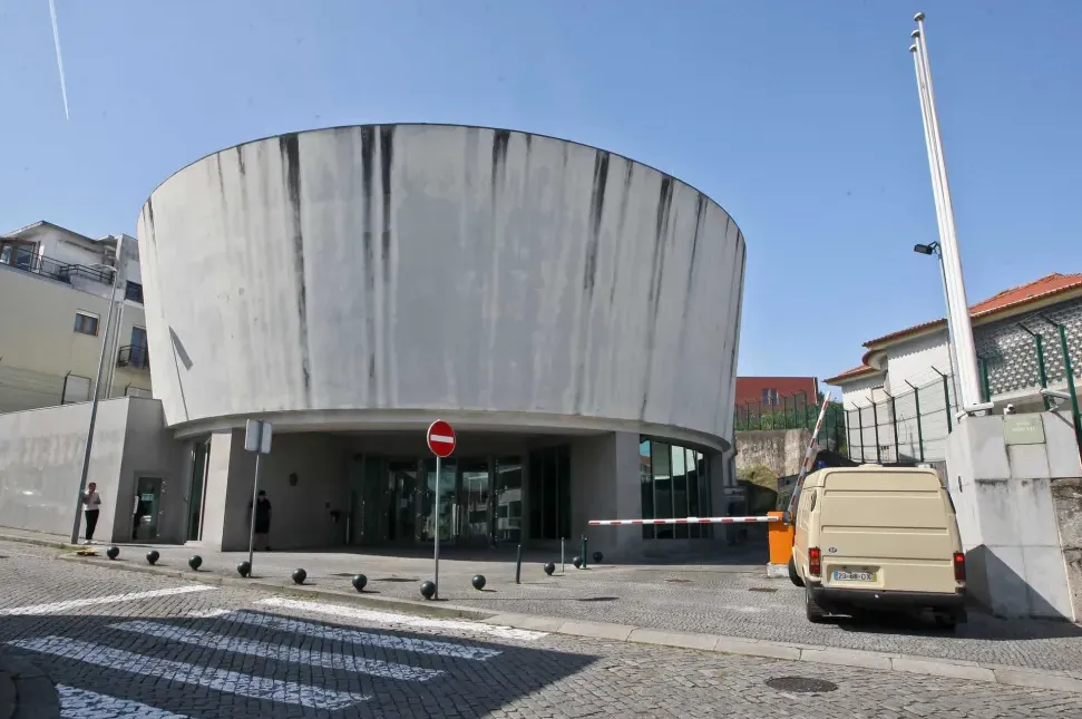 Abusou de menina ao longo de três anos na Maia e no estrangeiro