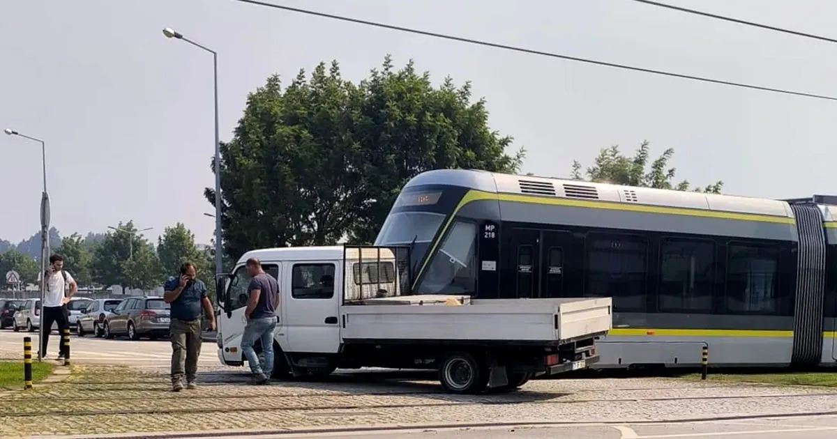 Colisão entre Metro do Porto e automóvel cortou linha Verde entre Fórum Maia e ISMAI