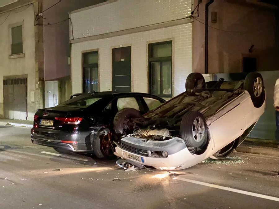 Carro capotou em acidente na Maia e condutor fugiu acidente