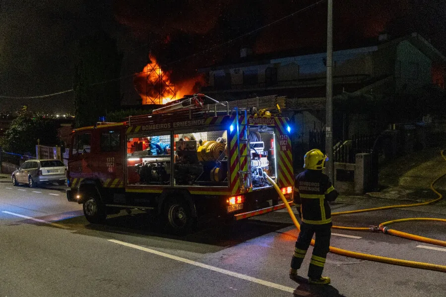 Incêndio, com "explosões", em fábrica de tintas na Maia mobilizou dezenas de bombeiros